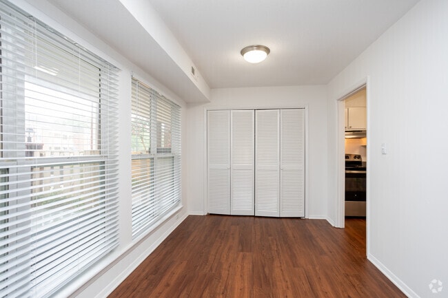 1BR, 1BA - 750SF Azalea - Dining Area