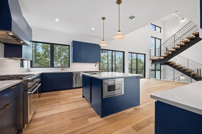 Photo - 200 Lake Hills Dr N