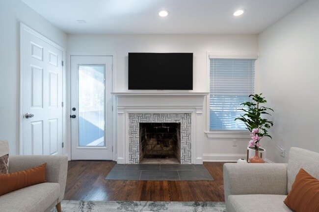 Photo - 634 Stokeswood Ave SE