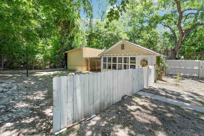 Photo - 716 E Losoya St