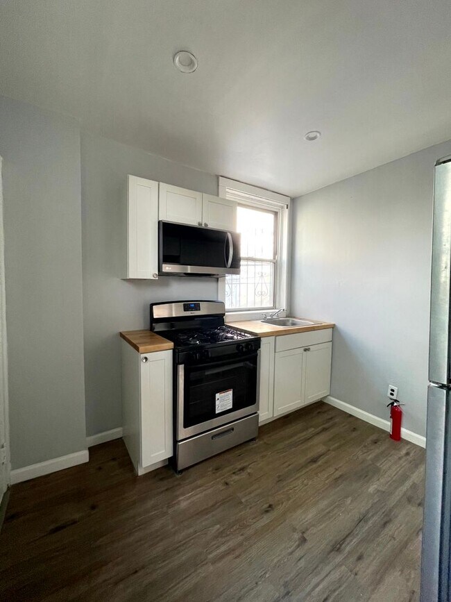 Photo - Bright Strawberry Mansion Apartment Close ... Unit Apt 1