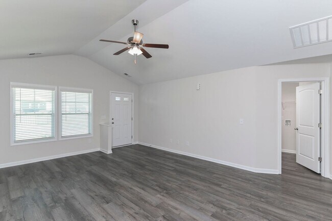 Photo - Beautiful Home for Rent in Elgin's Walnut Creek Community!