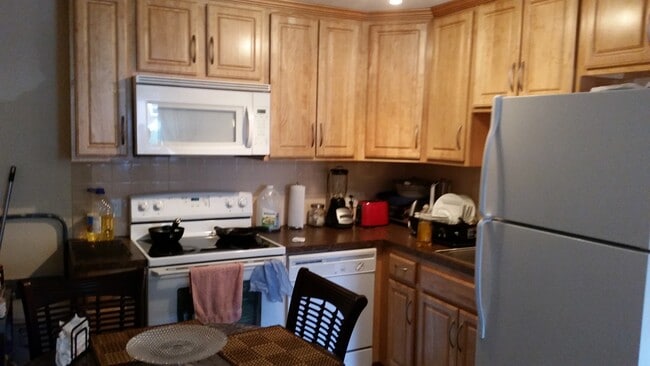 Building Photo - 28 Miller St