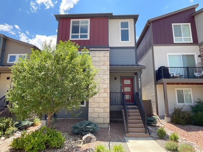 Building Photo - 4 Bedroom Home Available Near E Woodmen Rd & Rangewood Dr!