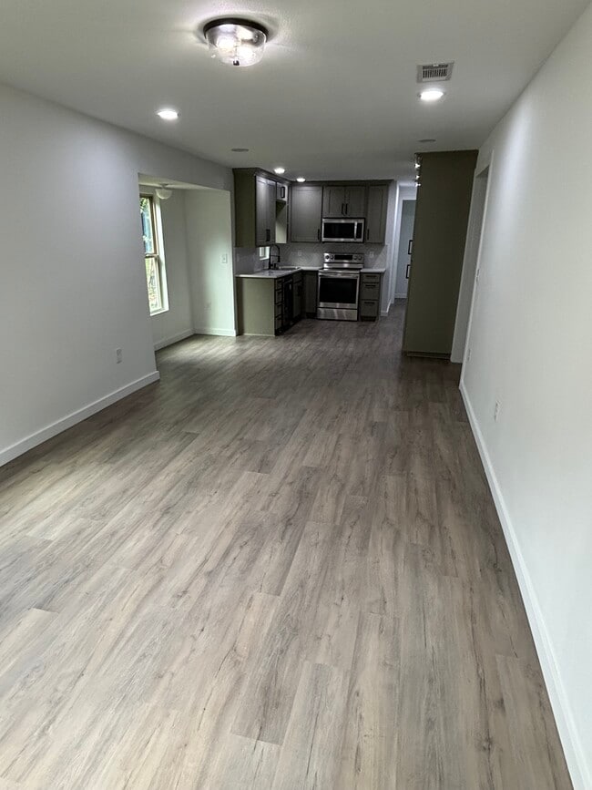 Living room / Kitchen - 1511 W Bond St