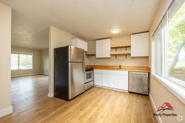 Building Photo - 212 N Dekum St Rental