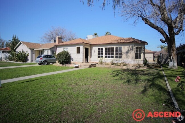 Building Photo - Cute Home Close to Downtown Bakersfield!