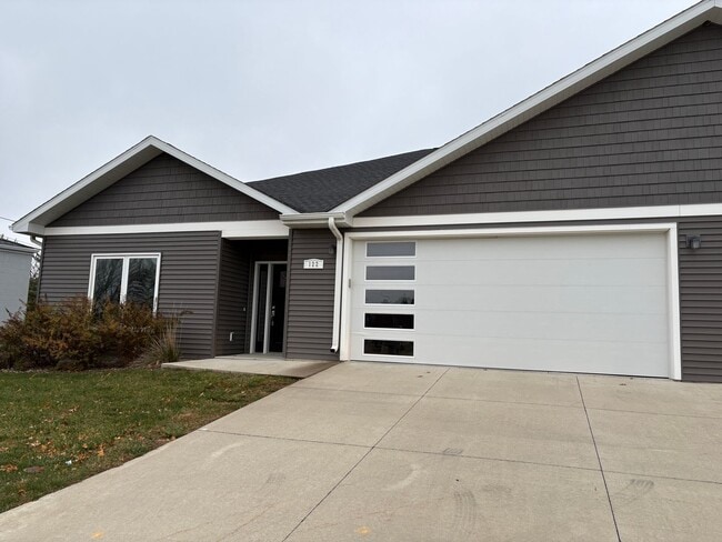 Building Photo - PRICE REDUCED!!! 4 bed / 3 bath Twinhome for Rent!