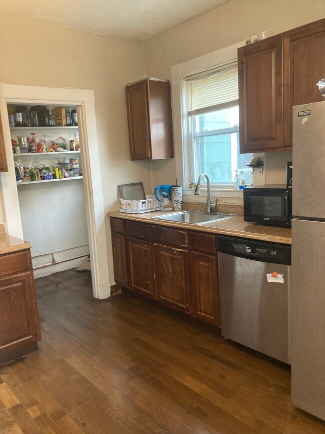Building Photo - 77 Walnut St Unit 1 Rental