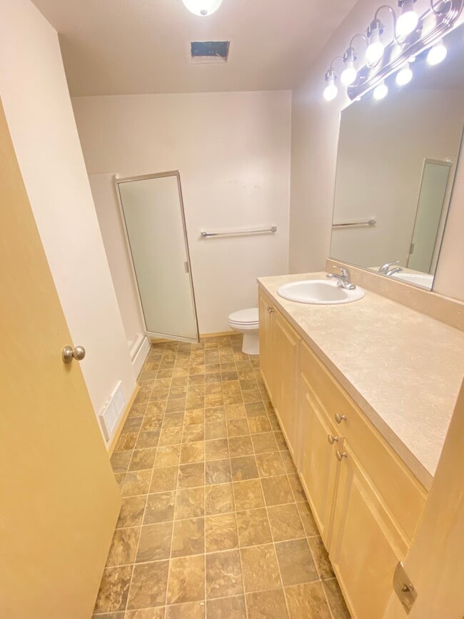 Photo - 1063 NE B St