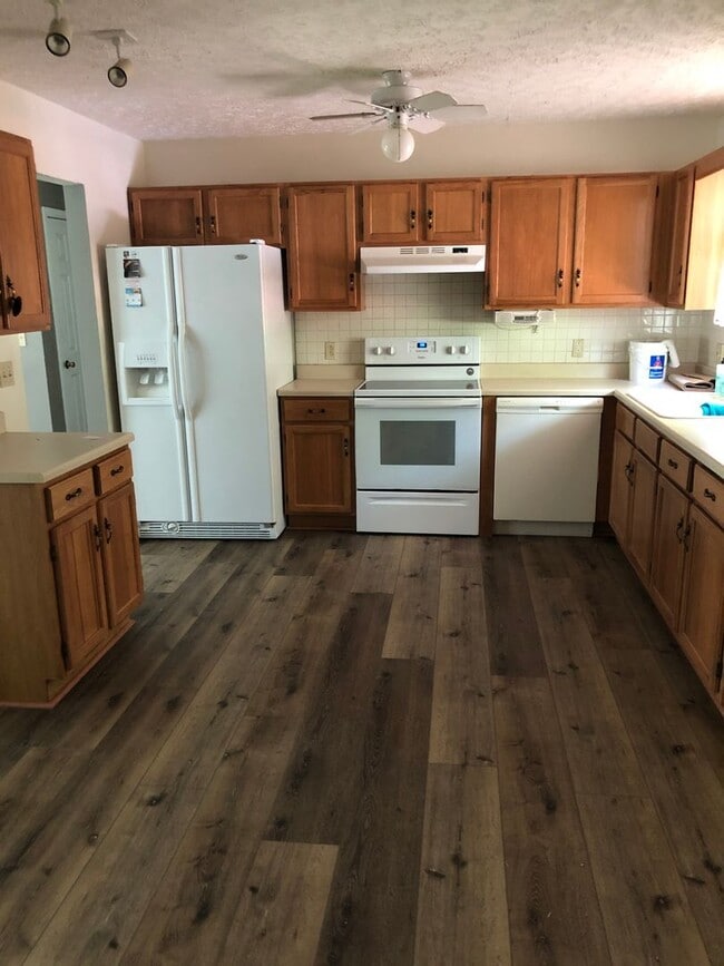 Photo - 415 Greenland Ln