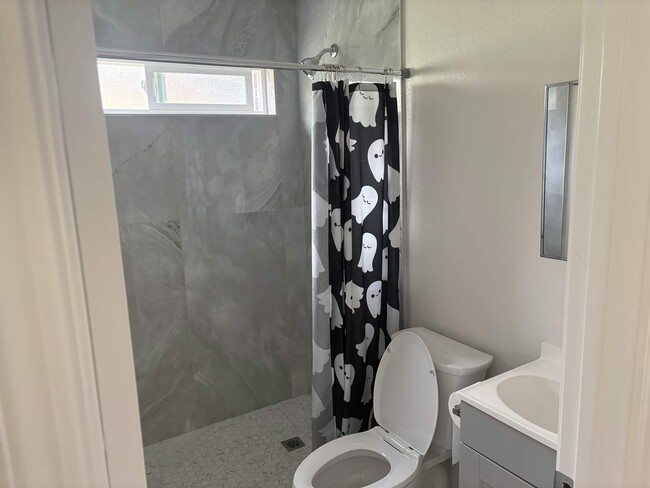 Baño - 1645 Kamehameha IV Rd