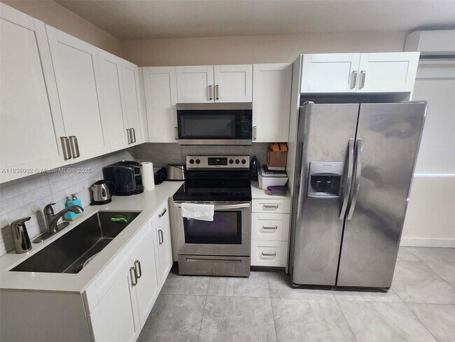 Building Photo - 2165 SW 47th St Unit 2 Rental