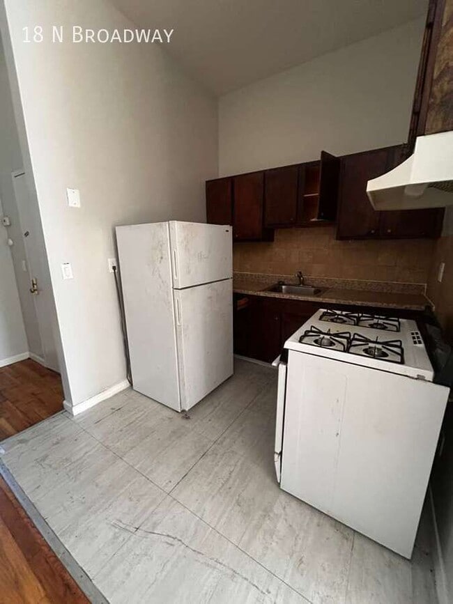 Photo - 18 N Broadway-