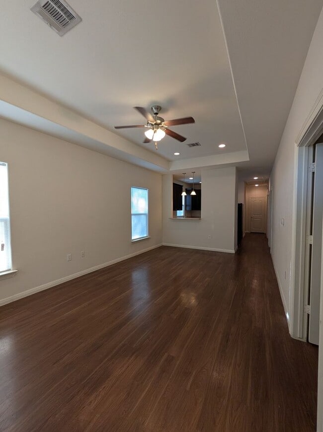 Photo - 405 E Simmons Ave