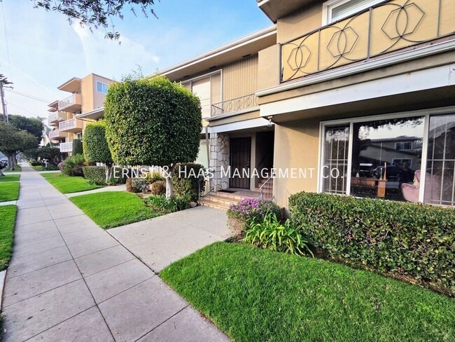 Building Photo - 2049 E 3rd St Unit #09