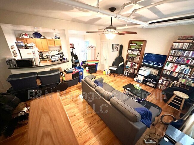 Building Photo - 910 W Oakdale Ave Unit BF