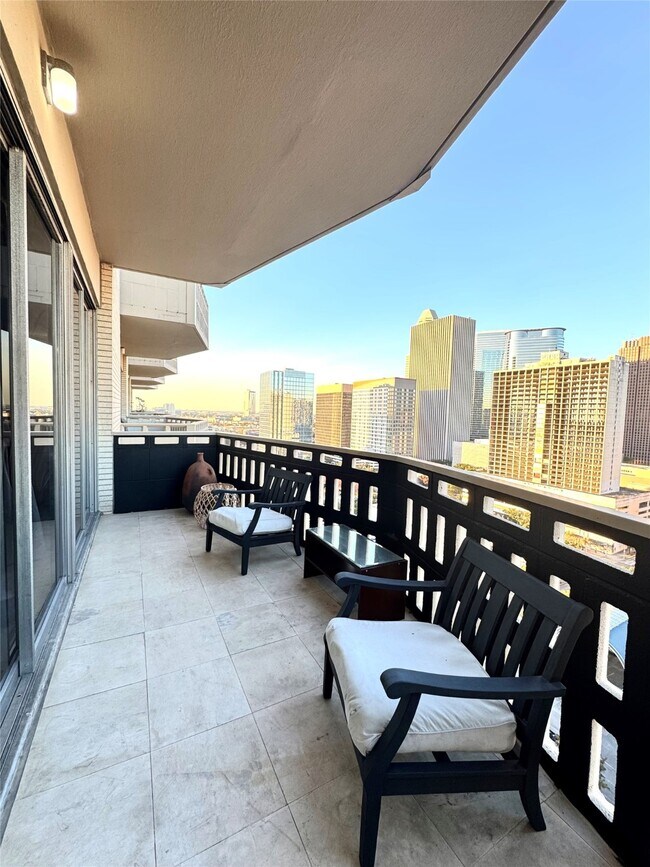 Building Photo - 2016 Main St Unit 1809