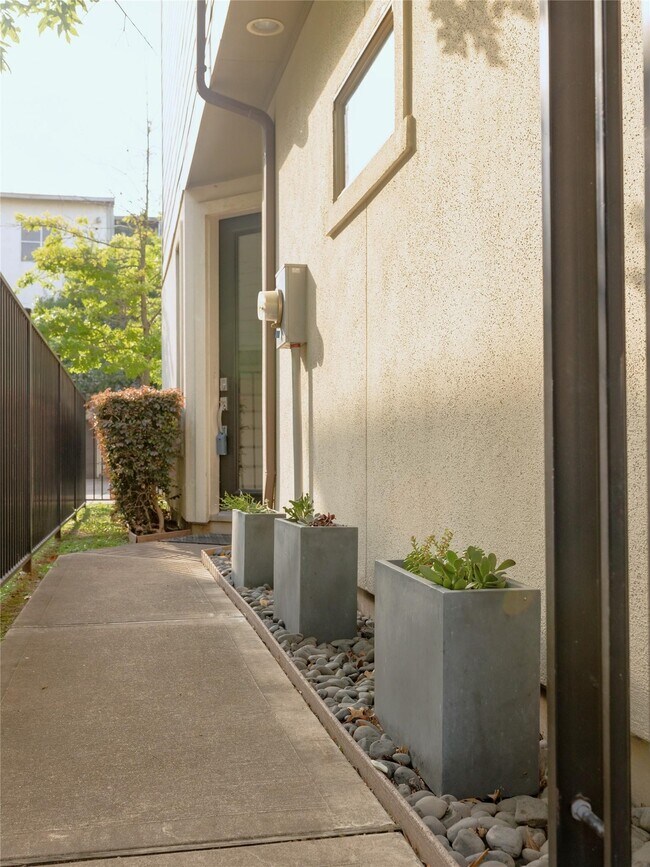 Photo - 1630 Dennis St