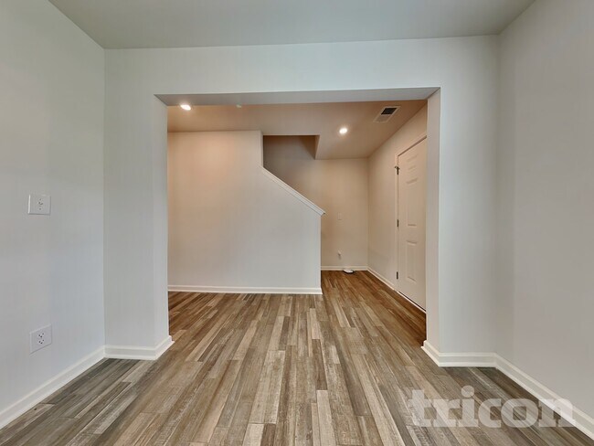 Photo - 210 Coventry Ct