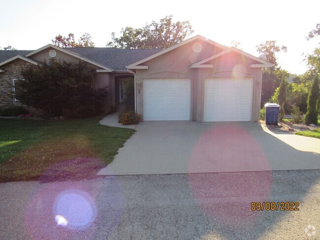 Building Photo - 4 bedroom duplex in Camdenton Rental