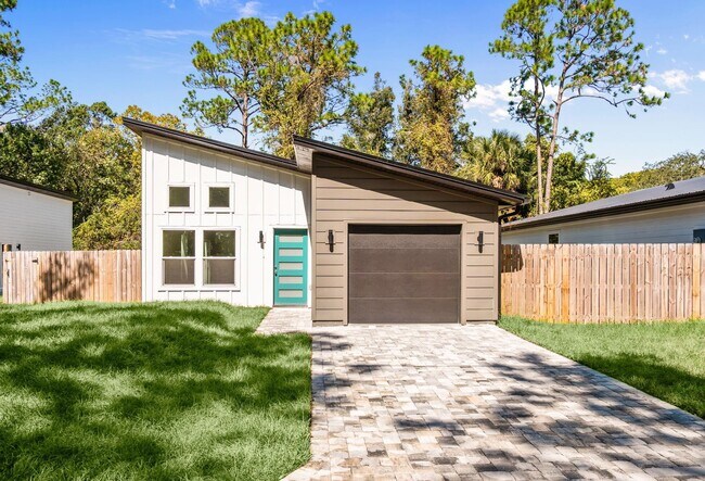 Photo - 816 W 9th St