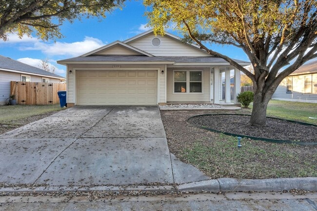 Charming 3 Bed, 2 Bath House with Serene Yard - Charming 3 Bed, 2 Bath House with Serene Yard