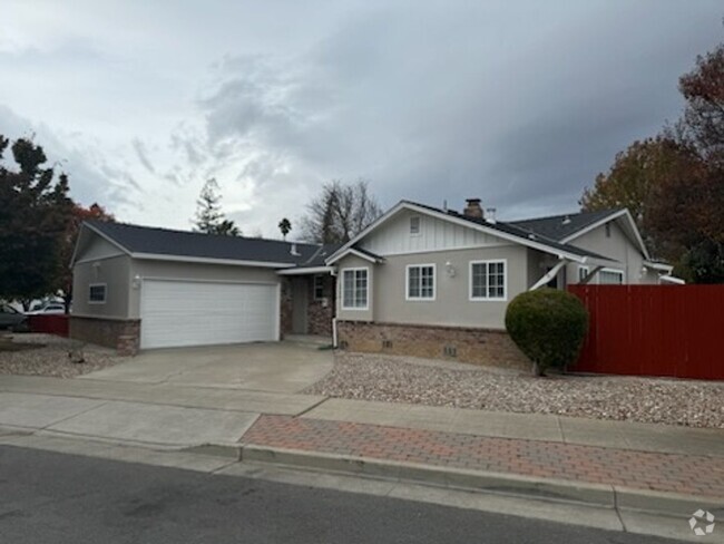 Building Photo - Beautiful 3 Bedroom 1.5 Bath Home, Close t...