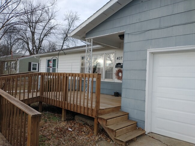 Photo - 407 N College St