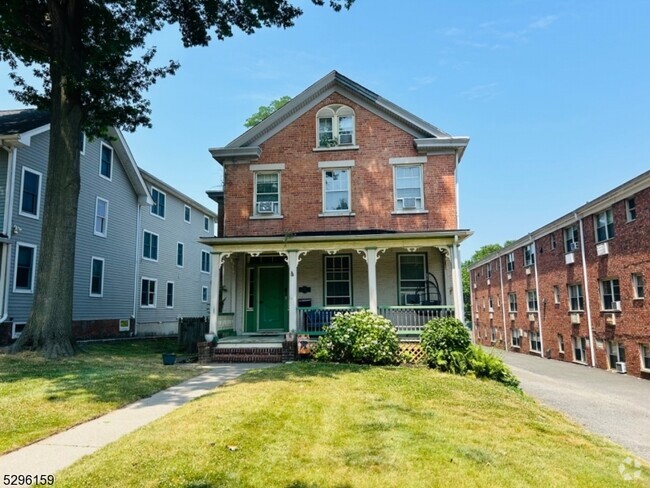 Building Photo - 56 Elm St Unit 1 Rental