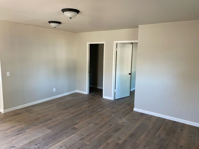 Photo - 409 -410 -208 Albert Ave. Unidad 208 1/2 Albert Ave