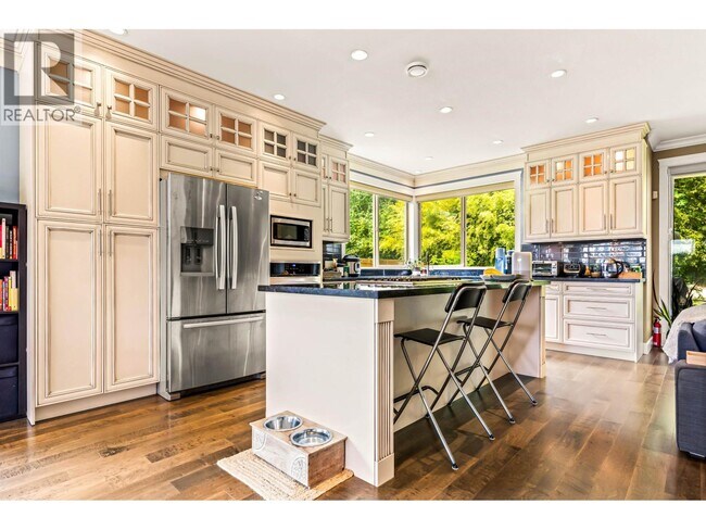 Photo - 915 Thistle Pl