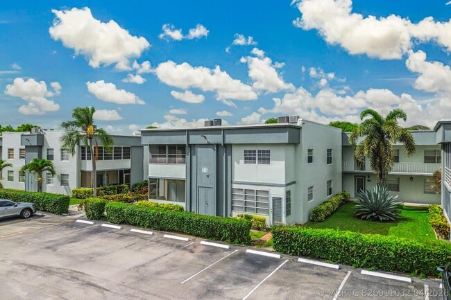 Building Photo - 560 Capri Ln