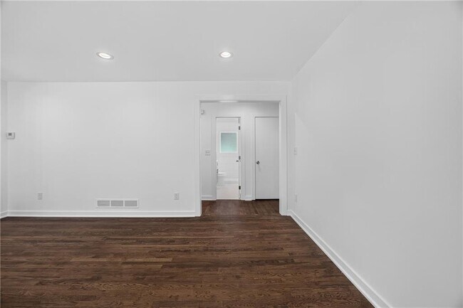 Photo - 700 Ferris St SW