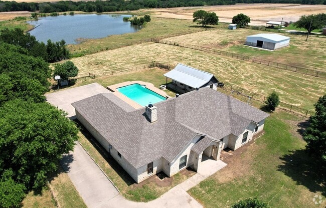 Building Photo - 5 Bed 4 Bath in Pilot Point Rental