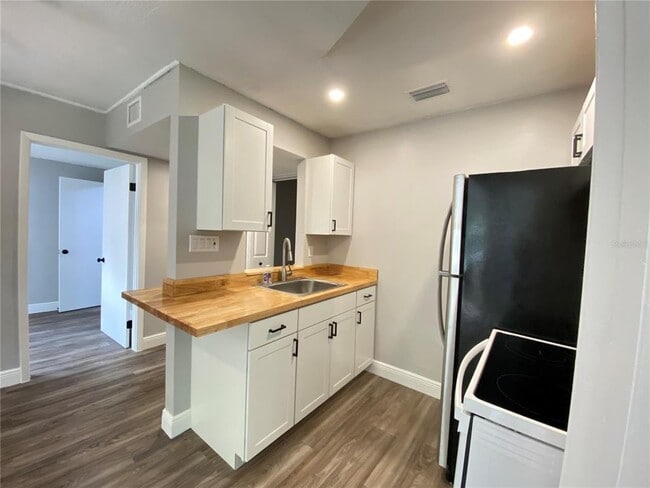 Photo - 225 E 5th St