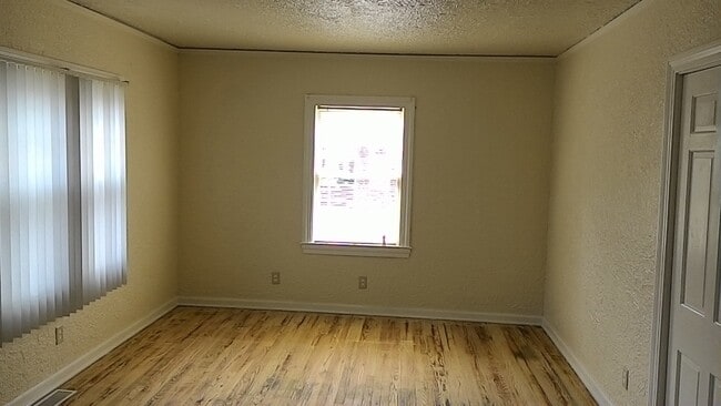 Photo - DAYTON, OH - SINGLE HOME - 2 BED, 1 BATH -...