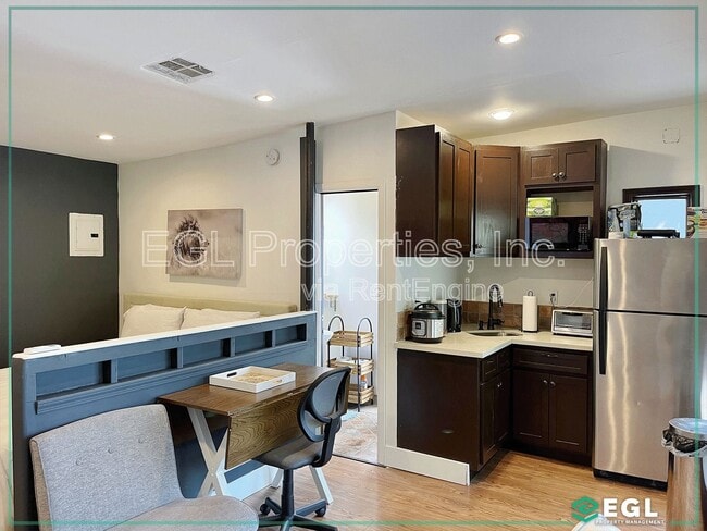 Building Photo - 6657 Lindenhurst Ave Rental