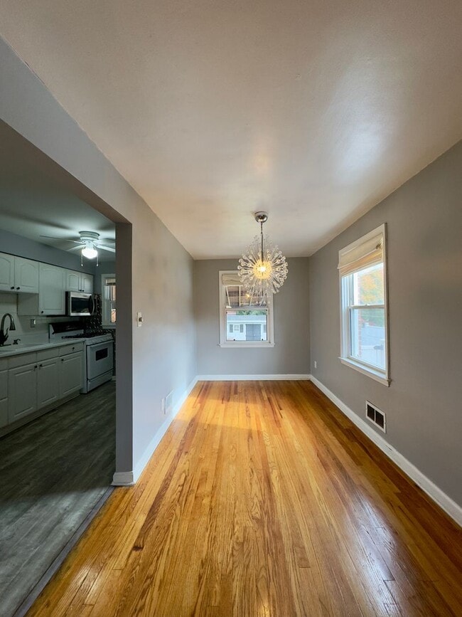 Photo - Charming 2 Bedroom/1 Bathroom Duplex Home ...