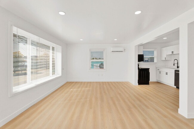 Photo - 1075 E West Maple Rd