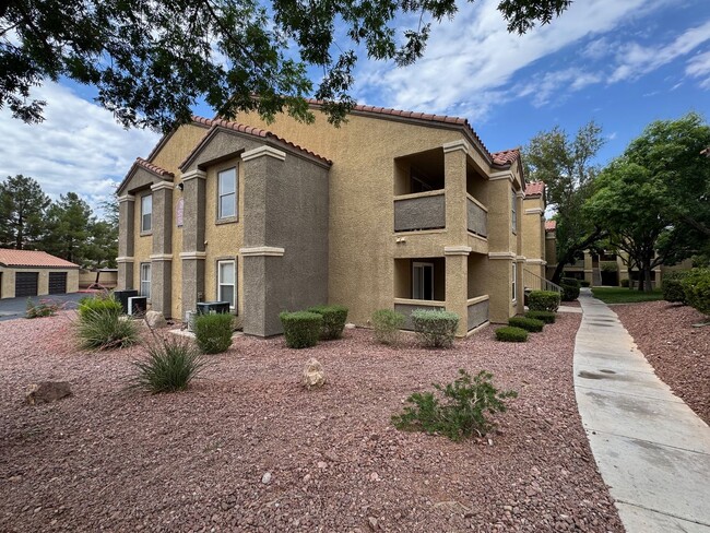 Building Photo - 2 Bedroom, 2 Full Bath Newly Renovated Con... Rental