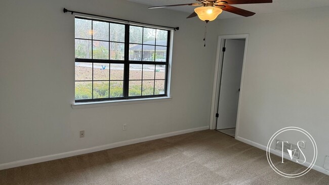 Photo - 806 W Oxford Ln