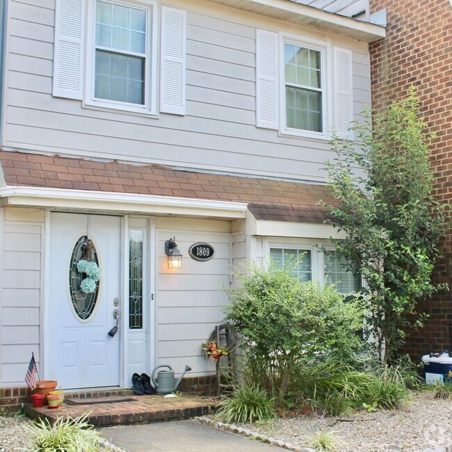 Building Photo - 2BR/2.5BA Townhouse in Great Neck!