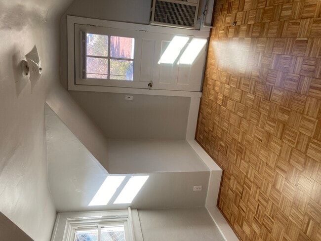 Photo - 5425 Webster St