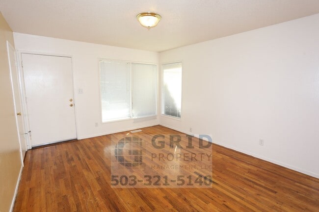 Building Photo - Beautiful, Spacious 3 Bedroom - Foster-Powell Neighborhood