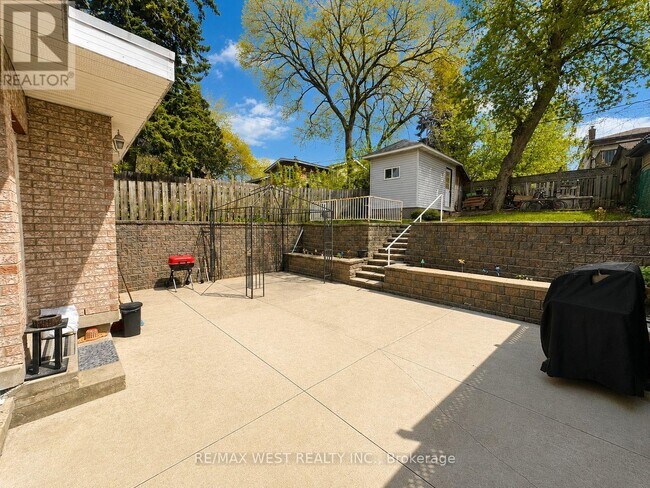 Photo - 355 Silverthorn Ave