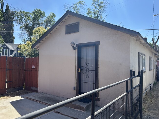 Photo - 211 Burney St House