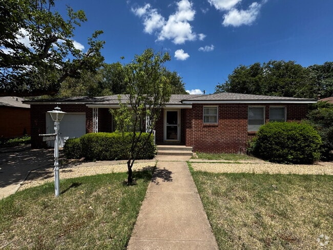 Building Photo - Spacious Home With Sun-room Located Within...