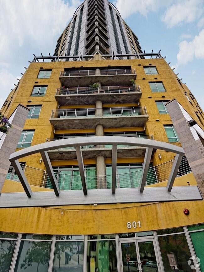 Building Photo - Large Two bedroom Condo with amazing views...