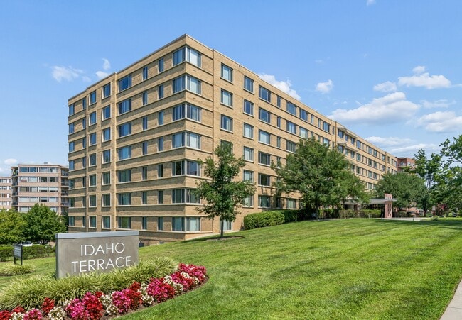 Letrero monumental de los apartamentos Idaho Terrace en Cathedral Heights, Washington D.C.